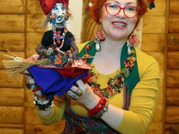 Үлкен мүшесі үстелде азиатты трахает