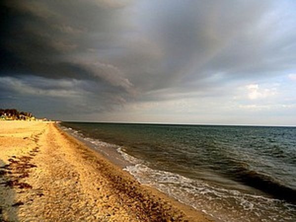 грустно задумчивая женщина на осень море пляж сидит, тонированные изображения