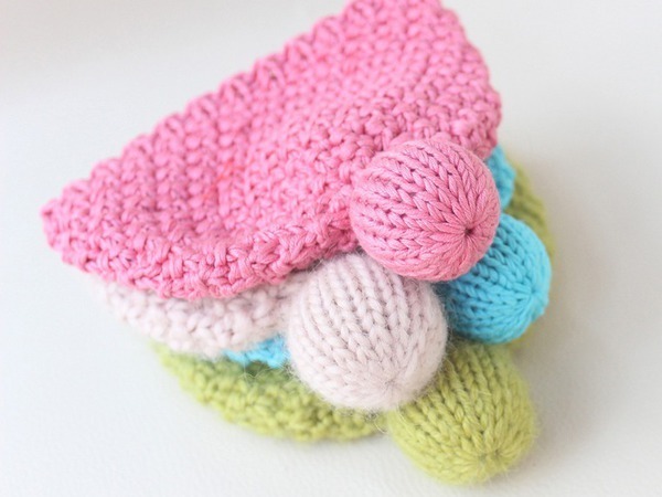 Зимние и легкие вязаные шапки на новорожденных на спицах – 35 вариантов