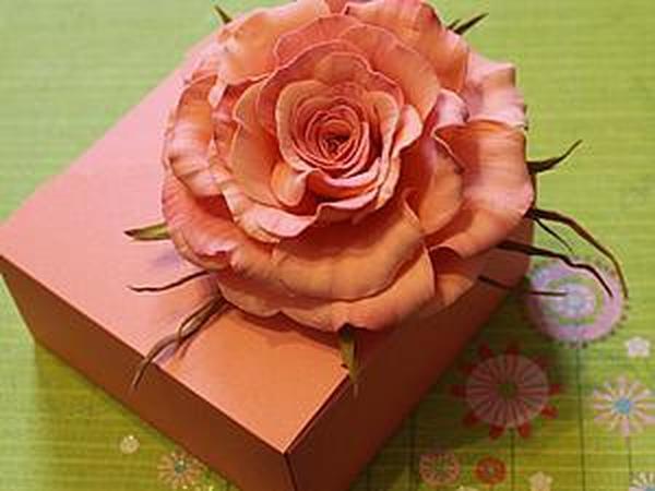 Яркий букет с розами в коробке ОРИГАМИ #01