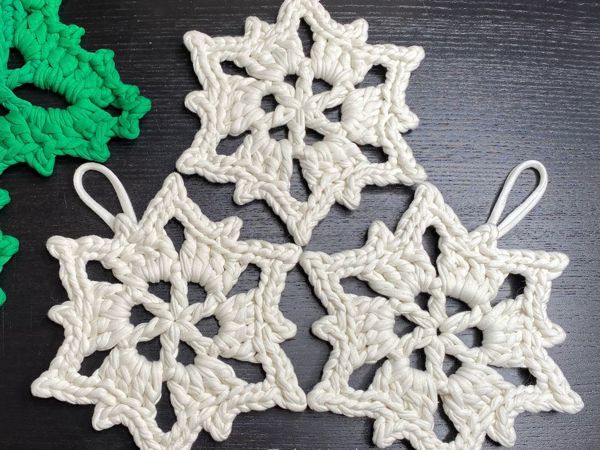 Вязаная Снежинка из трикотажной пряжи | Ярмарка Мастеров - ручная работа, handmade