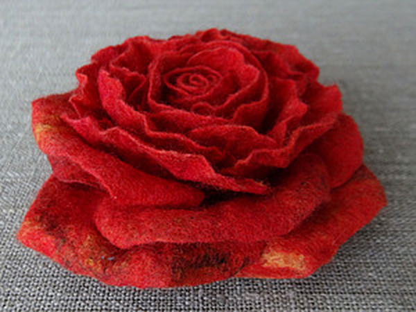 Создаем яркий аксессуар «Шерстяная роза» в технике мокрого валяния | Ярмарка Мастеров - ручная работа, handmade