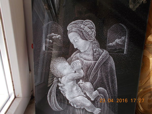 Дождь рисует на стекле мадонна