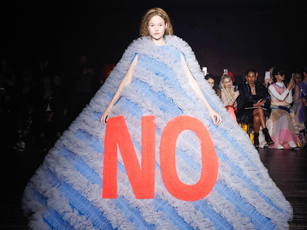 Angel Dresses With Bold Slogans Conceptual Viktor Rolf Spring Summer 19 Zhurnal Yarmarki Masterov