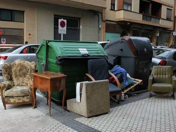 человек выбрасывает старые вещи