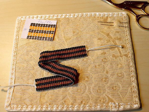 Плетение браслетов на станке и рогатке. Видео и схемы