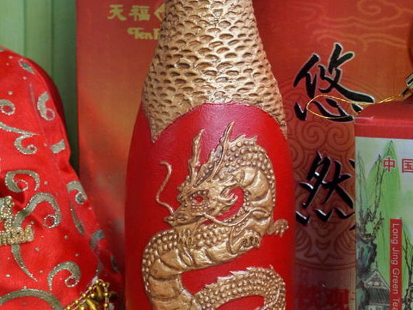 Декор бутылки шампанским рельефным изображением Дракона