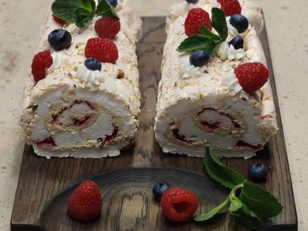 Только в эти выходные меренговый рулет с малиново-клубничной начинкой и фисташками по 1000 руб | Ярмарка Мастеров - ручная работа, handmade