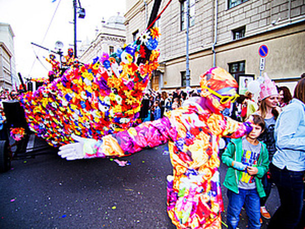 Фестиваль красок холи в кирове. Яркие люди в городе. Яркие люди уличный театр. Яркие люди в городе. Яркие люди агентство.